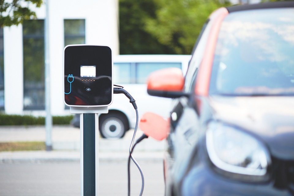 Recharger sa voiture électrique grâce à ses panneaux solaires : le calcul que personne ne pose
